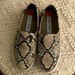 HOST PICK! Snake print casual sneakers